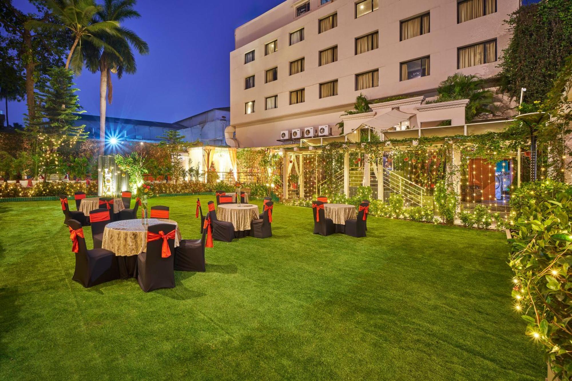 Hotel Hindusthan International, 부바네스 외부 사진